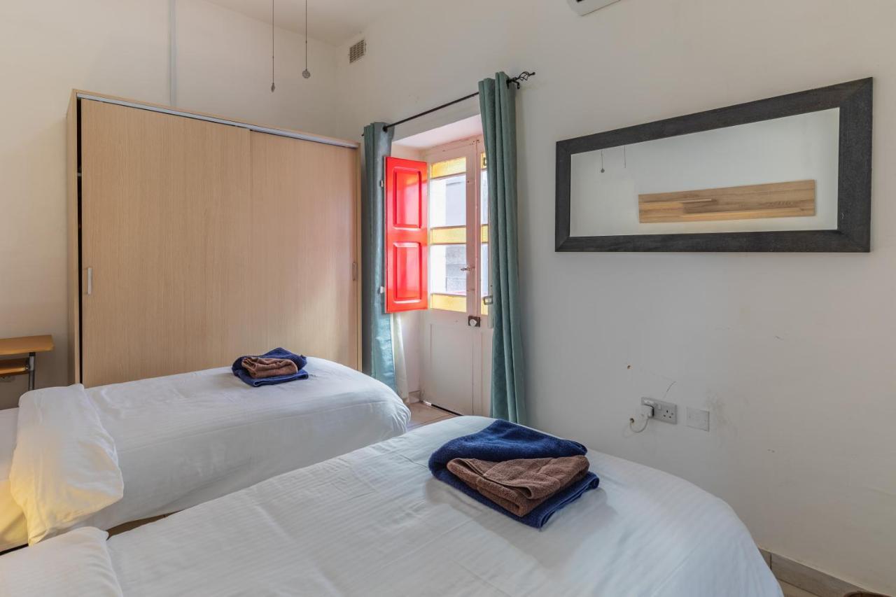 Bormla - Comfortable Two Bedroom Apartment Cospicua Bagian luar foto
