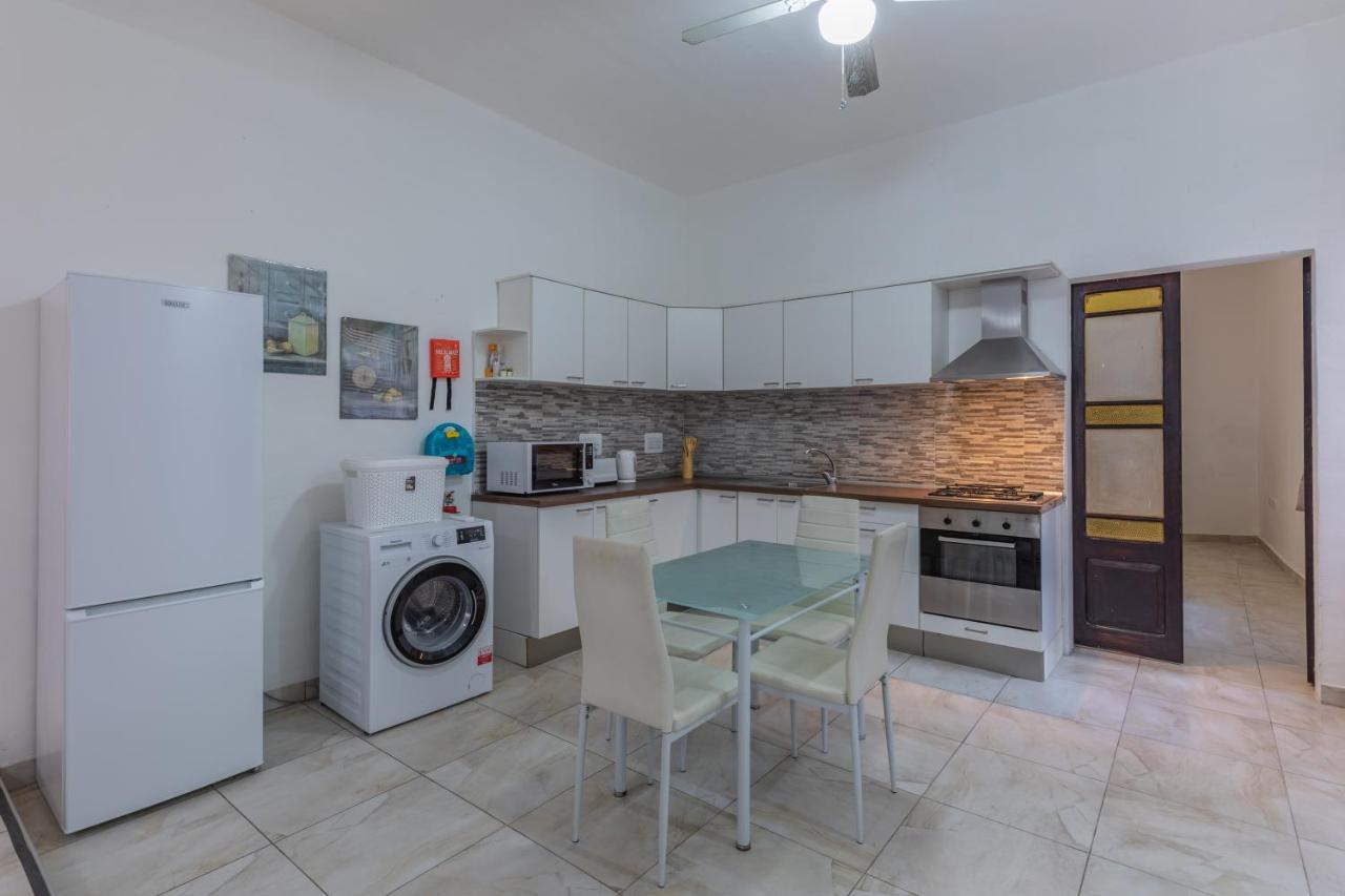 Bormla - Comfortable Two Bedroom Apartment Cospicua Bagian luar foto