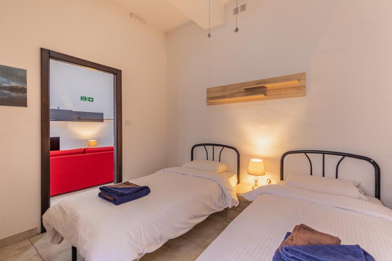 Bormla - Comfortable Two Bedroom Apartment Cospicua Bagian luar foto