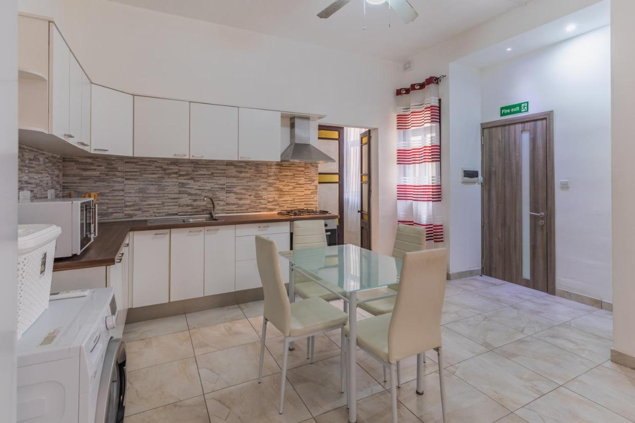 Bormla - Comfortable Two Bedroom Apartment Cospicua Bagian luar foto